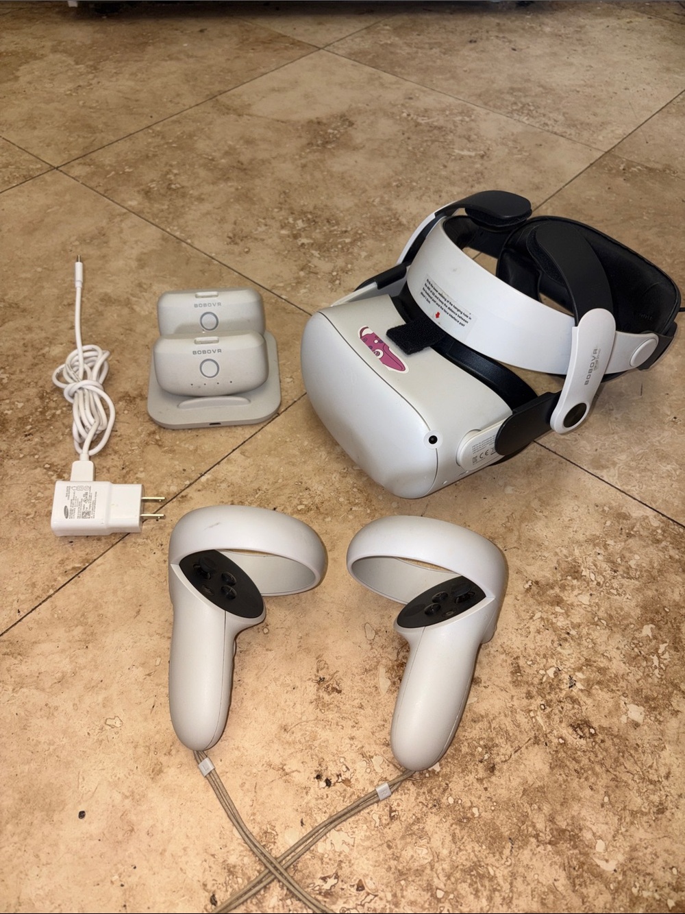 Quest 2 White VR Headset with Controllers AND BATTERY PACKS